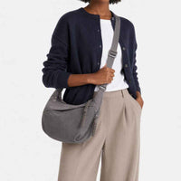 Sac bandoulière en toile souple et spacieux